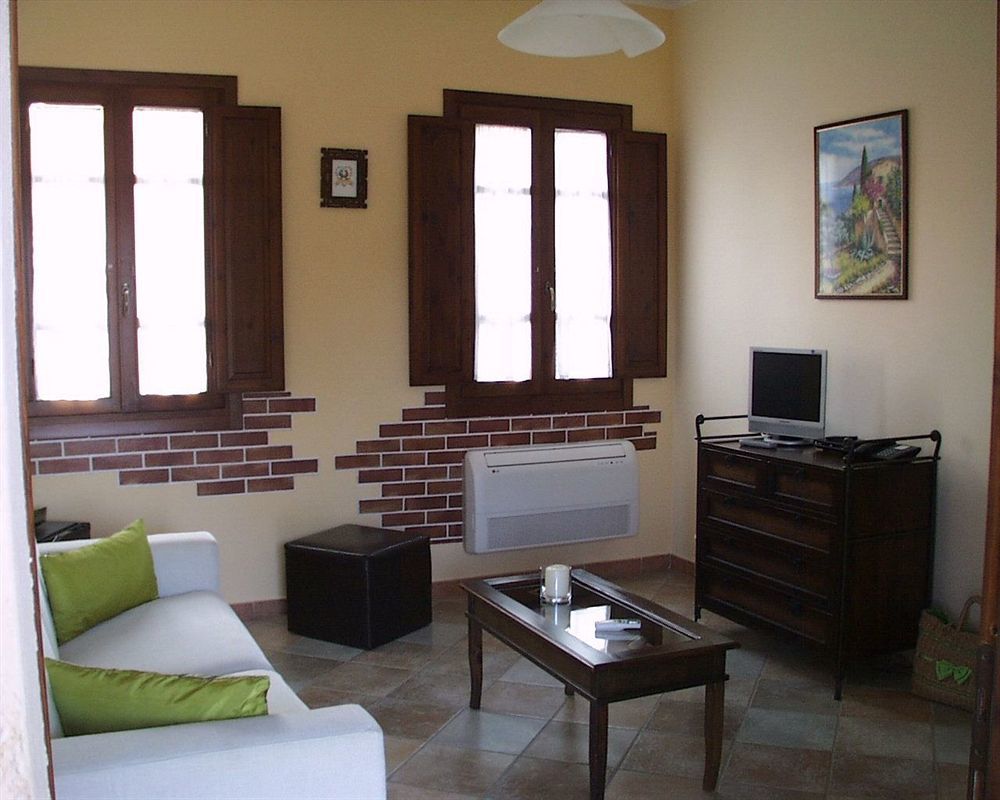 Hotel La Corte Rosada วิลลัสซีมีอุส ภายนอก รูปภาพ