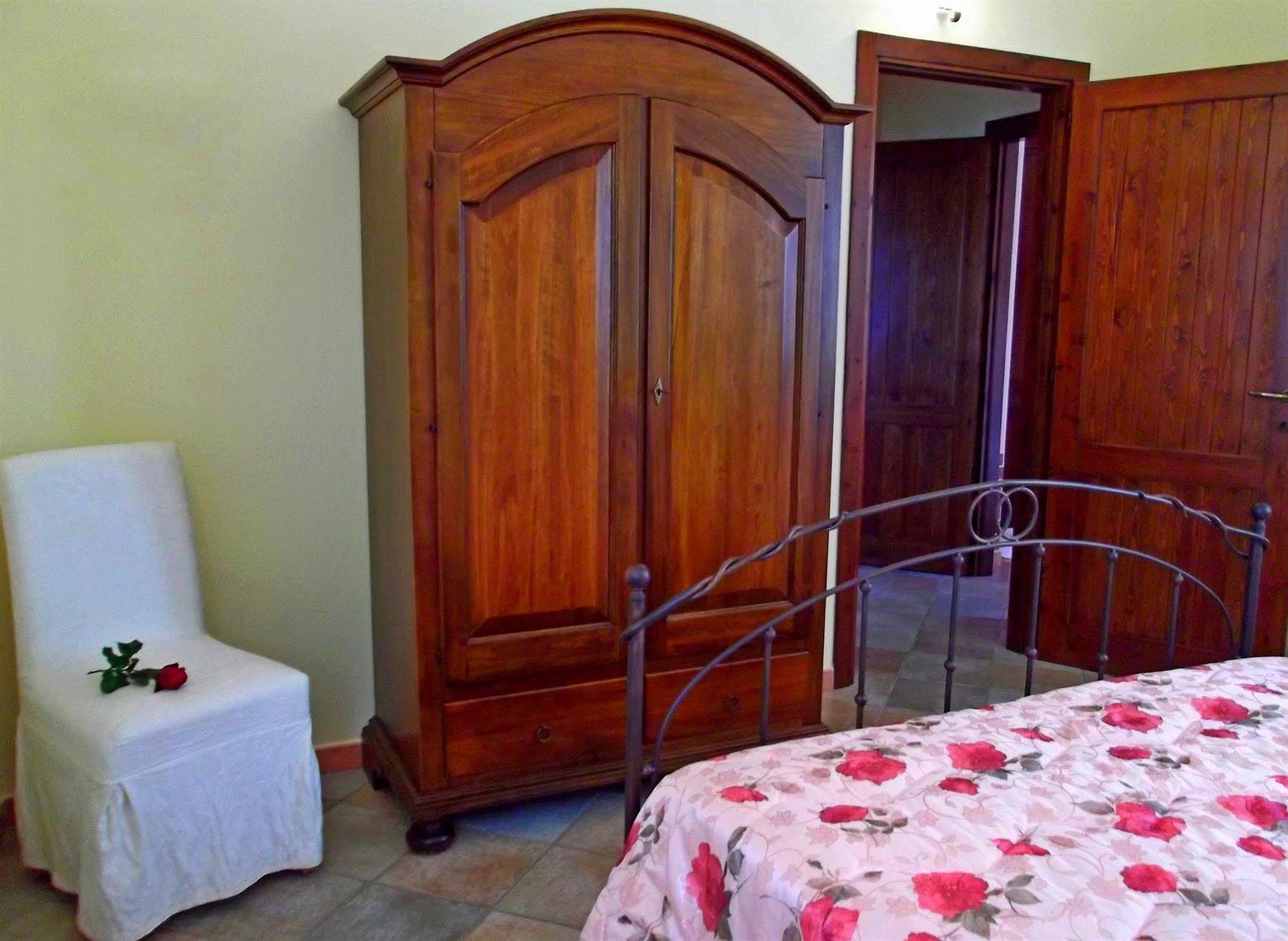 Hotel La Corte Rosada วิลลัสซีมีอุส ภายนอก รูปภาพ