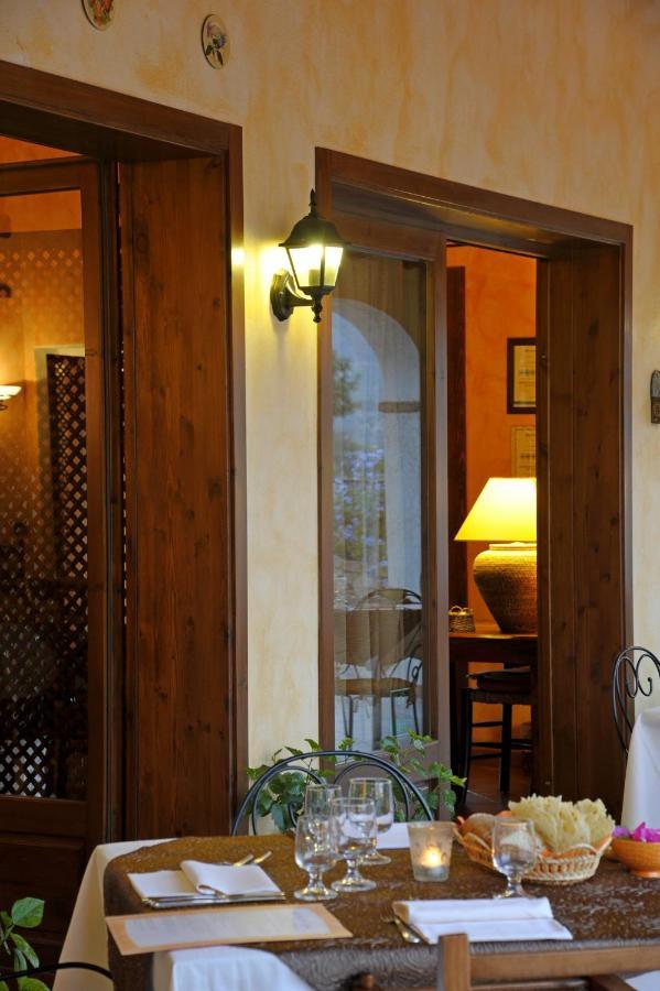 Hotel La Corte Rosada วิลลัสซีมีอุส ภายนอก รูปภาพ